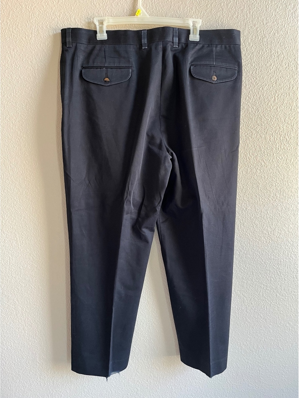 Roundtree & Yorke Men's Black Cotton Dress Pants Size 40x31 with Minor Hem Fray